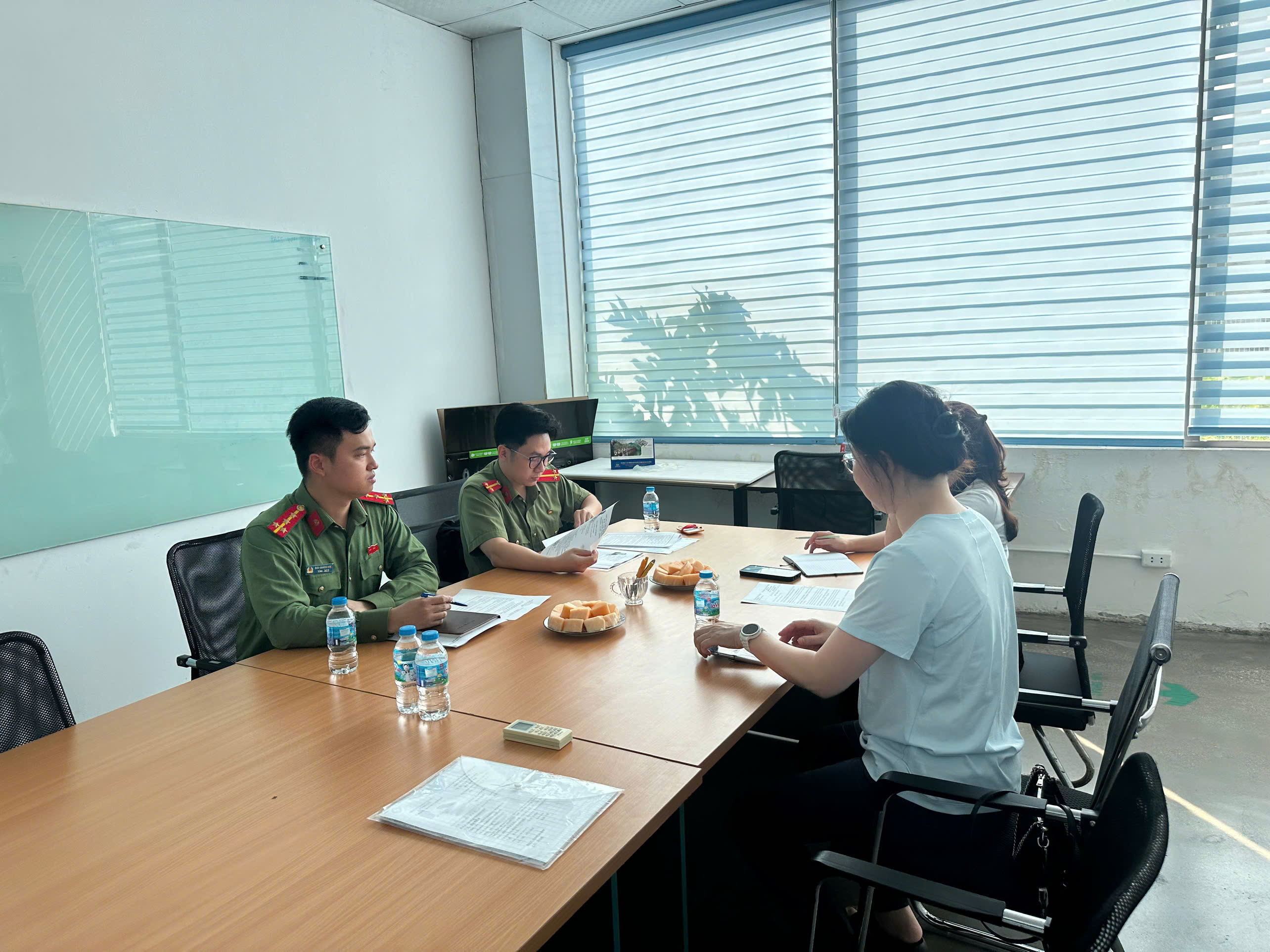 Công an xã Phú Thái đồng hành cùng doanh nghiệp trong khai báo tạm trú cho người nước ngoài